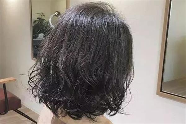 烫发不卷怎么回事 烫发不卷怎么补救