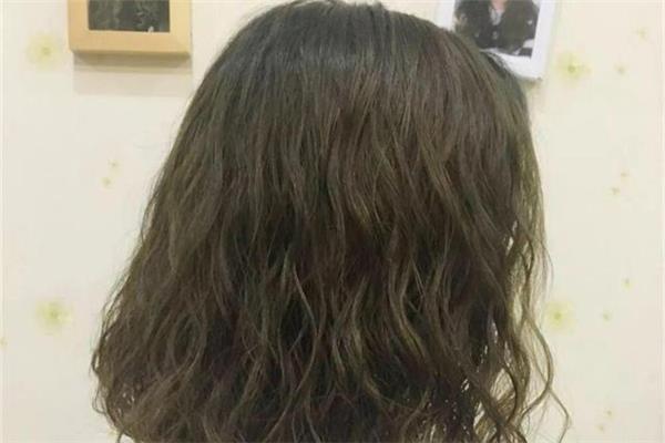 烫发不卷怎么回事 烫发不卷怎么补救