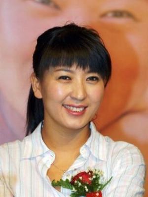 47岁闫学晶近照,隐瞒25年的二婚老公被曝光,原来是熟悉的他