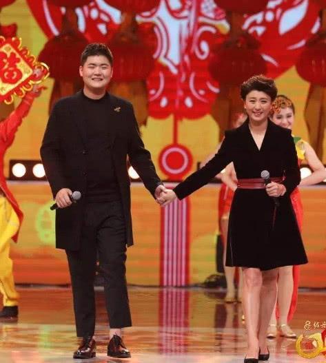 47岁闫学晶近照,隐瞒25年的二婚老公被曝光,原来是熟悉的他