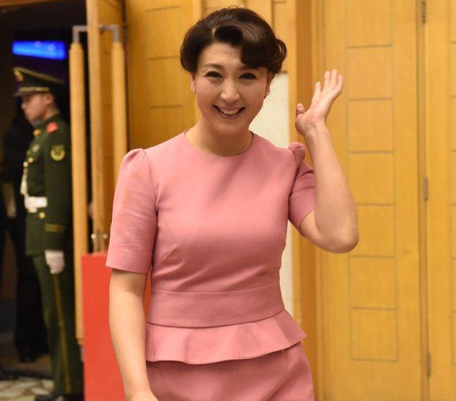 47岁闫学晶近照,隐瞒25年的二婚老公被曝光,原来是熟悉的他