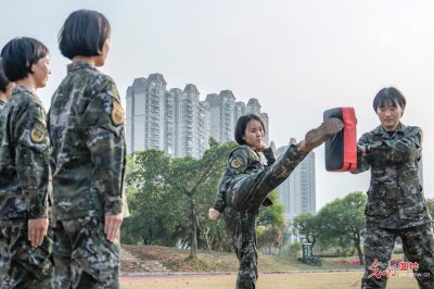 ​武警女兵开展多课目训练