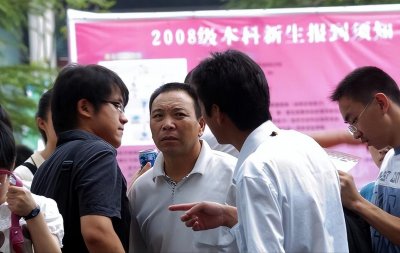 ​高考成绩出炉，考生家长纷纷晒出“高分”，本科录取线大幅降低
