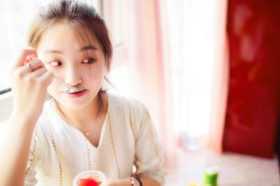 ​鹿具有女性气质的形象，优雅、精致、纯真而有些羞怯。梦见长颈鹿通常说明你可
