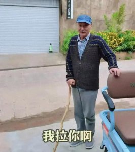 70 岁陈佩斯近况曝光!拄拐满脸老年斑,如今生活竟是这样?
