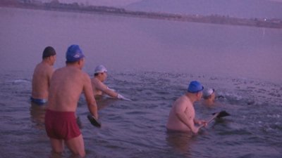 ​泰安新泰市冬泳爱好者不畏严寒 劈波斩浪 体验别样乐趣