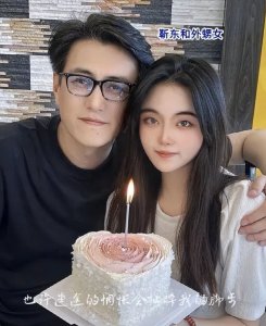 ​靳东罕晒家庭照！外甥女颜值高太像他，亲妹妹气质出众不输女明星
