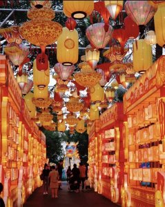 ​元宵灯会则是这个节日最引人瞩目的活动之一。