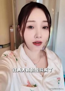 ​甜馨和妈妈海边度假，李小璐穿白裙比孩子还少女，43岁背影像姐姐