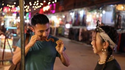 ​锋味未播片段：邓紫棋吃虫子吓到尖叫，喂大象做鱼疗笑料不断