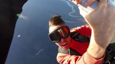 ​歌手高空拍MV坠亡 冒险 “机翼行走”惊悚坠落
