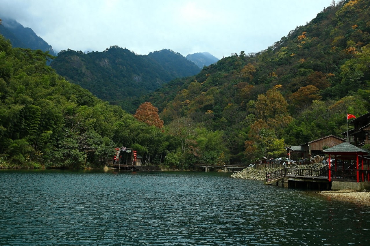 它是安徽南部三大高山之一,其山形酷似一头牯牛从天而降而得名