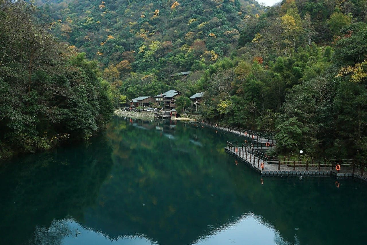 它是安徽南部三大高山之一,其山形酷似一头牯牛从天而降而得名