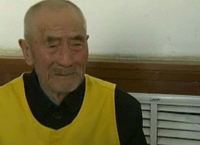 ​84岁老人含泪杀了儿子，为了掩盖罪行，将尸体拉去荒野用汽油焚烧
