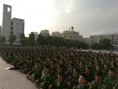 ​稍息！立正！英德一中新生开学礼，军训开营了！