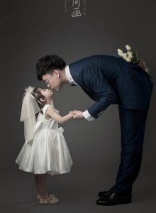​15岁女儿跟爸爸亲嘴，被爸爸强吻，父亲对女儿表达爱意要有边界感