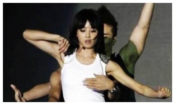 被“揩油”的4位女星:图一现场尬尴无比,图4她忍气吞声