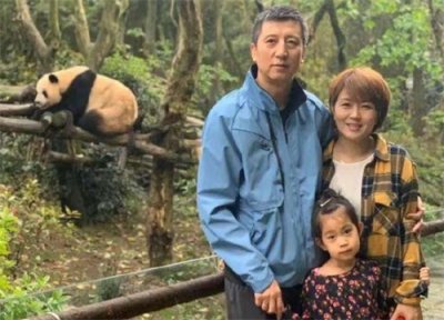 ​45岁郭士强年薪被公开，妻儿背景很神秘，多张照片成焦点