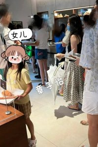 ​《章子怡晒儿女照，优雅中透露母爱的温暖》