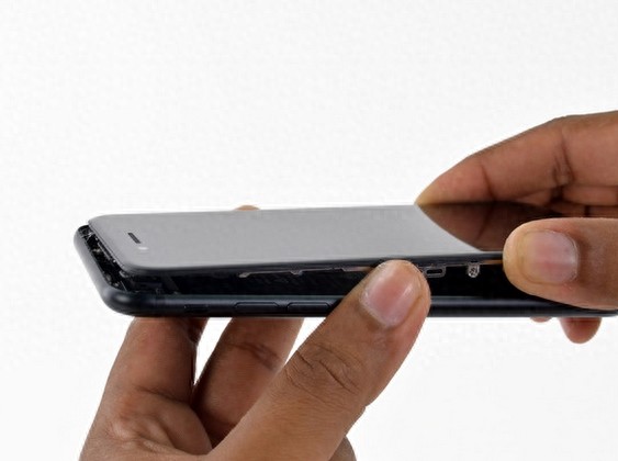 iPhone 7显示屏拆解过程图赏