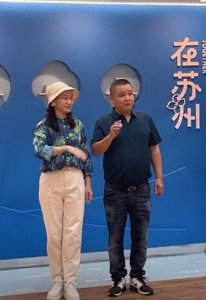 ​王俊凯爸妈现身苏州，一群女粉丝围观拍照阵仗大，网友直呼太夸张