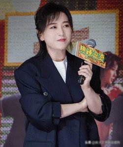 ​＂42岁喜剧女王贾玲的秘密：隐婚六年，与年轻7岁丈夫的甜蜜生