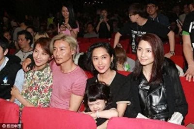 ​朱茵黄贯中带女儿看演唱会：星二代的教育与家庭生活曝光