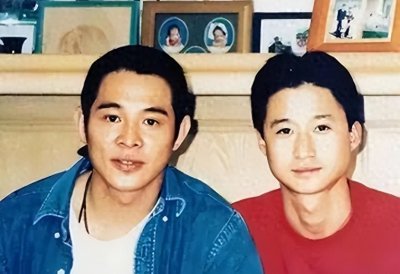 ​61岁李连杰和63岁利智近照曝光，难敌岁月，老成了普通人的模样