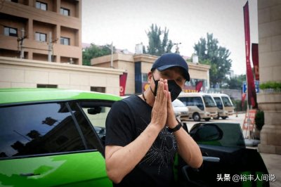 ​老戏骨吴刚又换豪车！妻子开270万宾利接送，此前曾开兰博基尼