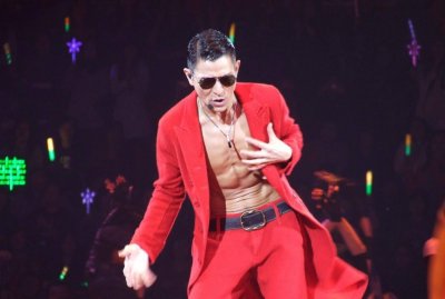 ​刘德华“性感“旧照曝光，才华颜值碾压小鲜肉，网友：这才是天王