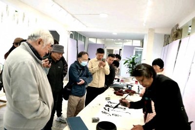 ​钟国康在广州白云山上演现场创作“跨年秀”