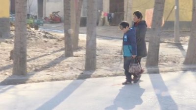 ​济南12岁男孩照顾失明妈妈，每天牵手带她回家！“妈妈，我一辈子都做你的眼睛