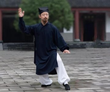 ​轻功传人陈师行道长，4米高墙一跃而上，四处游学只为后继有人