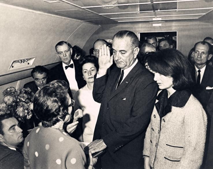 肯尼迪遇刺谜团：图四肯尼迪遗体不闭眼，图八副总统两小时后就职