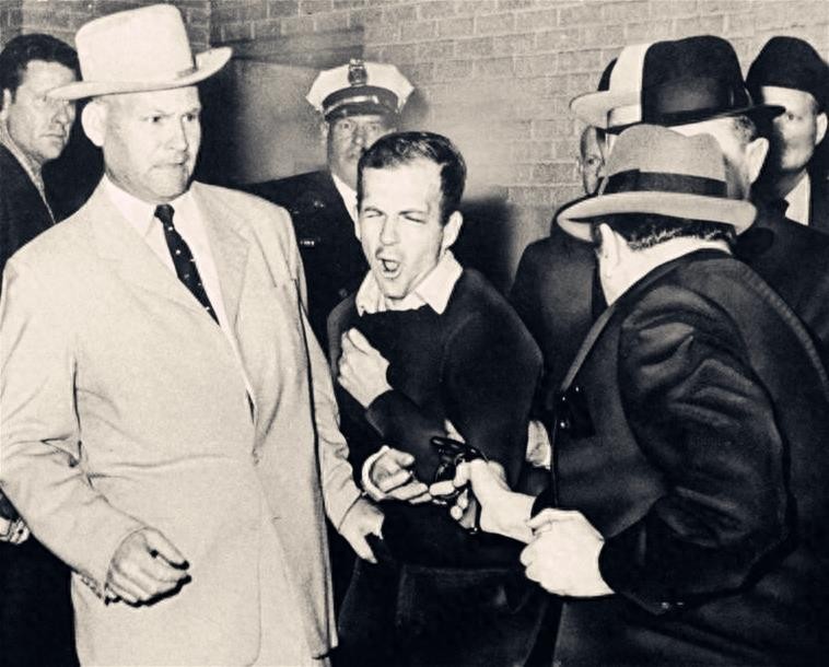 肯尼迪遇刺谜团：图四肯尼迪遗体不闭眼，图八副总统两小时后就职