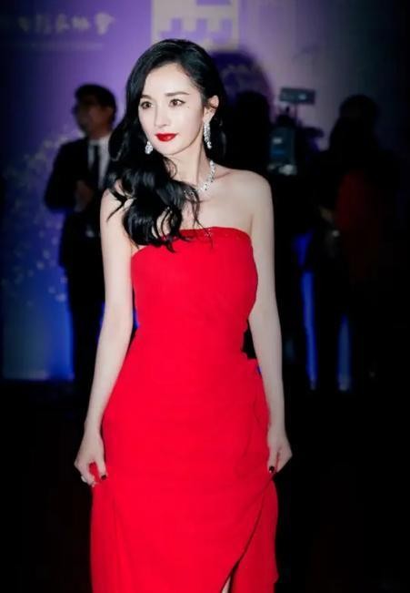 杨幂爸爸晒女儿美照，红红火火显喜庆，却仍然没有达到粉丝的要求