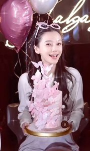 ​杨颖高调晒全家福庆生，7岁小海绵正脸照首曝光，像极了黄晓明！