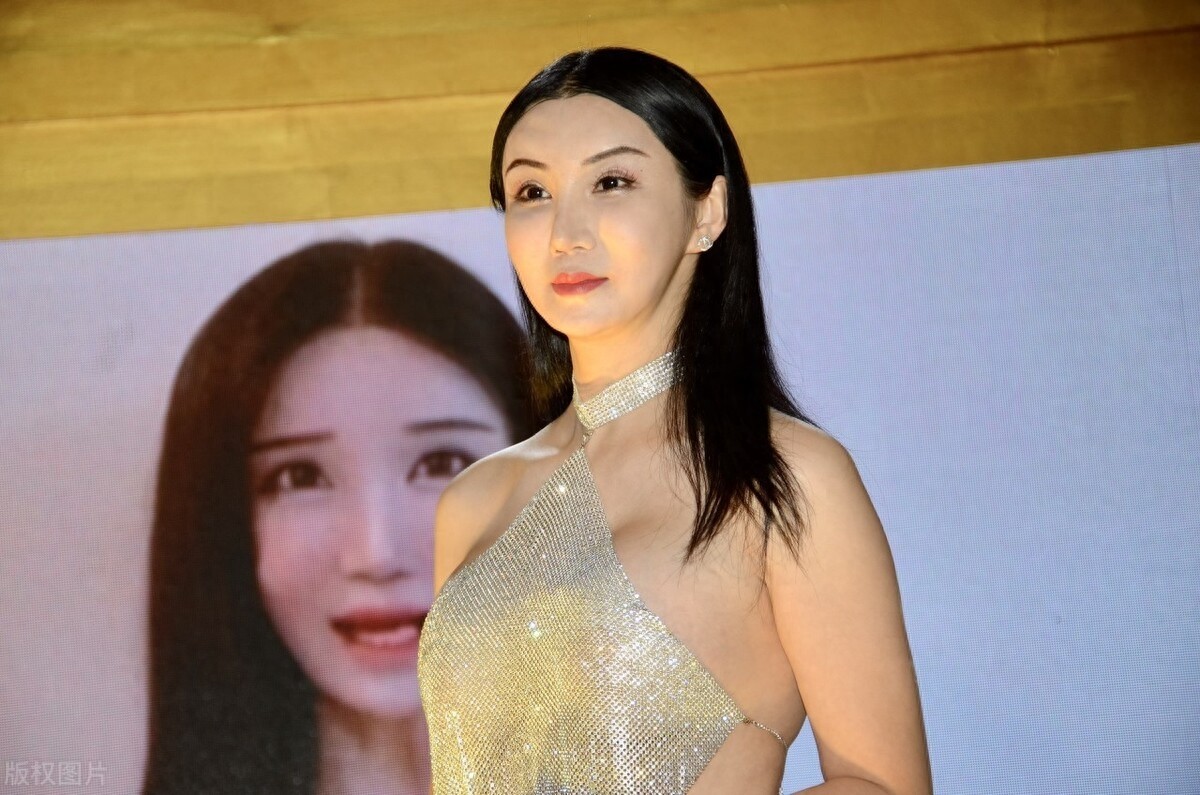 香港亚洲小姐李宓儿出席品牌发布会，身材超好惹人羡慕