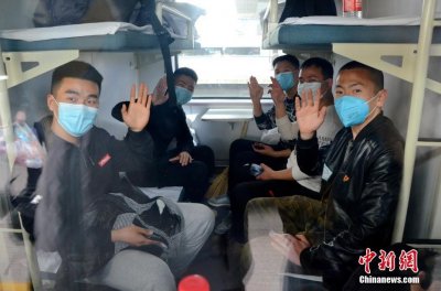 ​山东首趟赴新疆复学卧铺专列济南开行