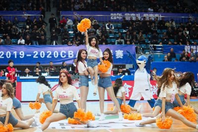 ​篮球宝贝大秀一字马 妖娆热舞