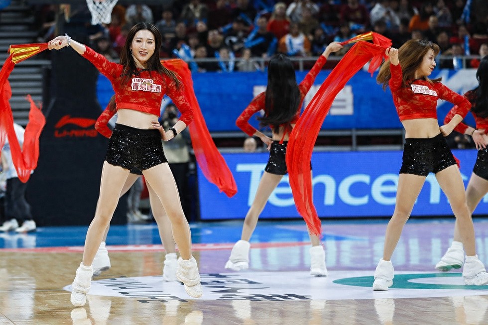 篮球宝贝大秀一字马 妖娆热舞