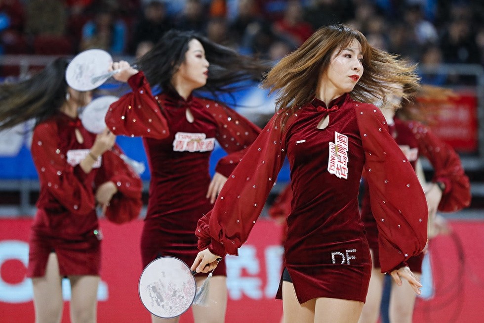 篮球宝贝大秀一字马 妖娆热舞