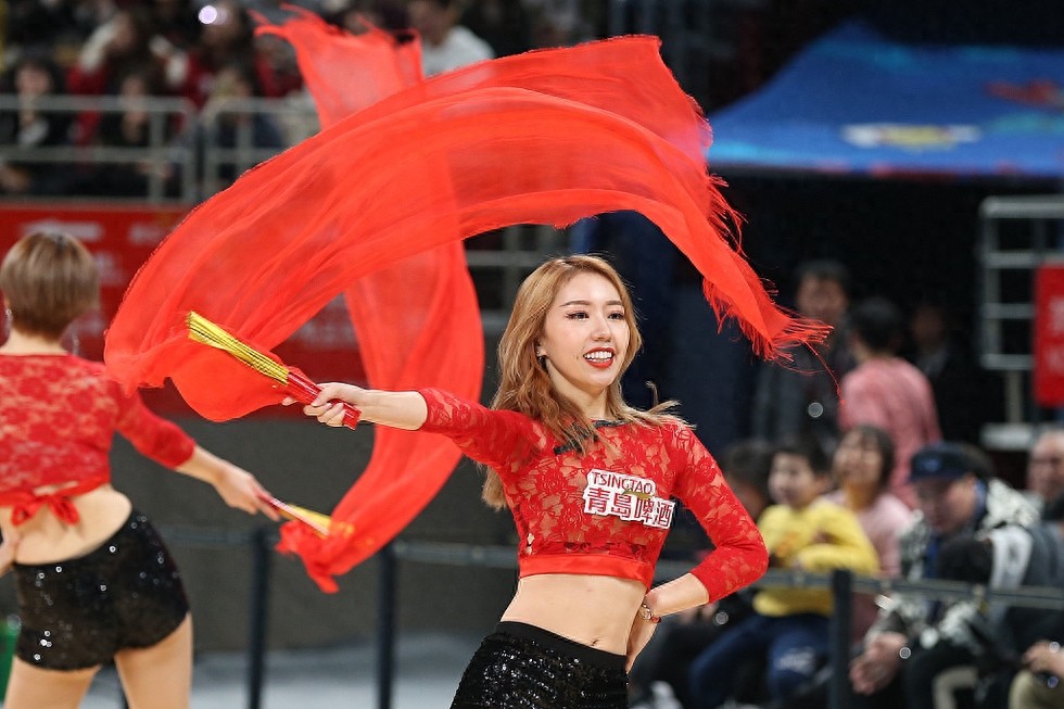 篮球宝贝大秀一字马 妖娆热舞