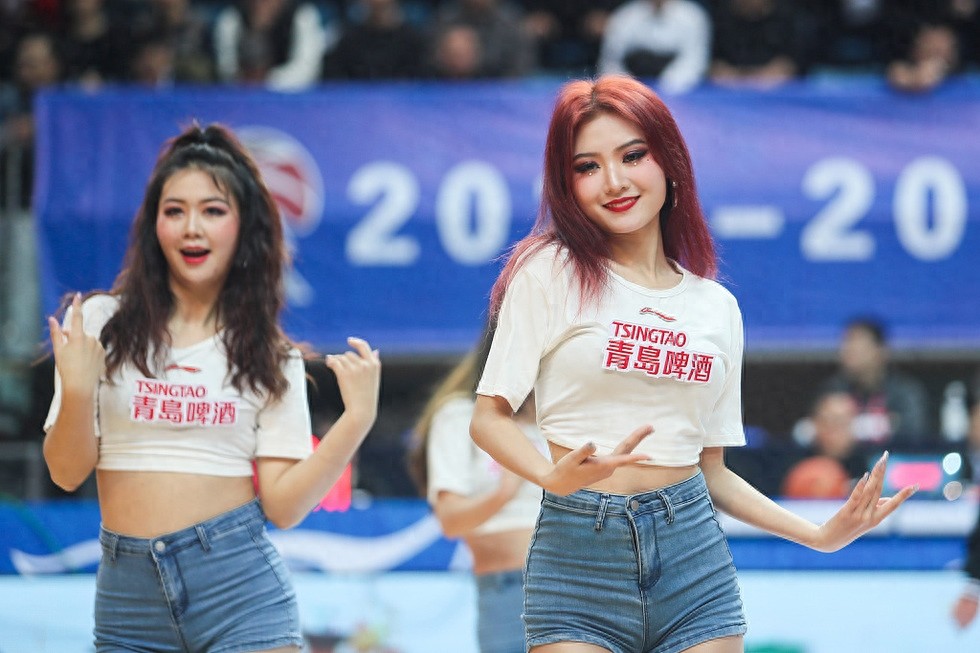 篮球宝贝大秀一字马 妖娆热舞