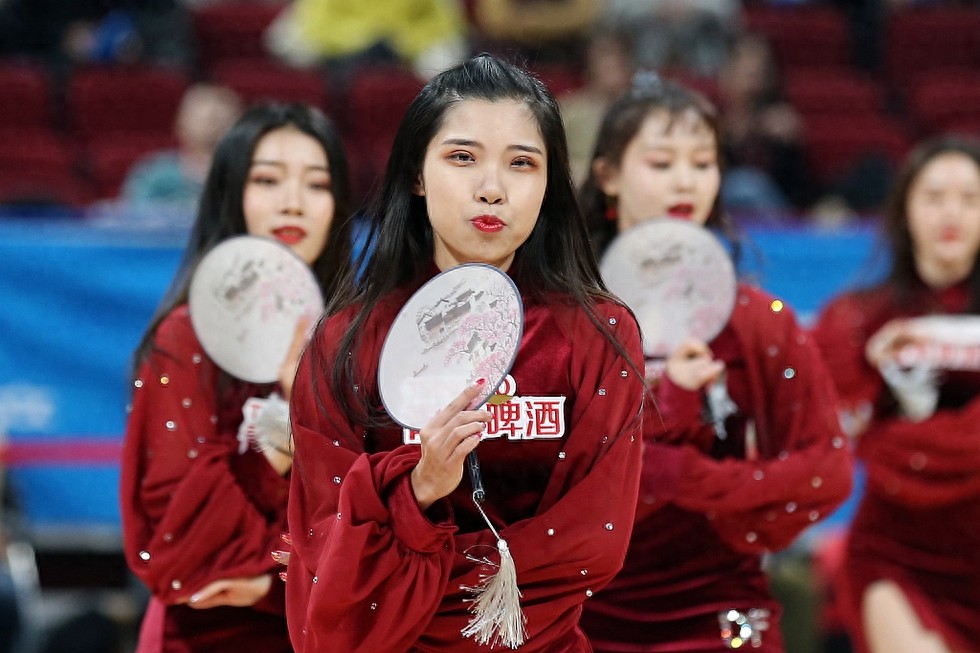 篮球宝贝大秀一字马 妖娆热舞