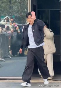 ​朱嘉琦被粉丝包围，又震惊又害羞又有点开心，眼神单纯清澈！