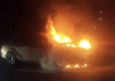 轿车引擎盖起火 事发叶新公路