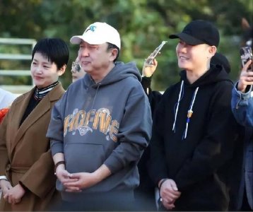 ​于谦办马术比赛，为了配娇妻穿年轻人的卫衣，白慧明穿大衣显贵气