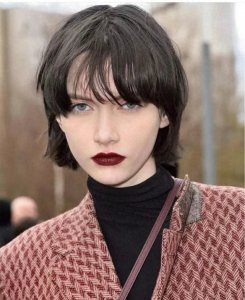 ​女人过了40岁，头发建议剪短，今年流行这3款酒窝发，显年轻气质