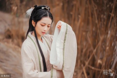 小说:女仆被玄铁做的镣铐锁住,废物嫡女花重金,救她一命